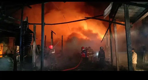 Dahsyatnya Kebakaran Pabrik Egg Tray Blitar, Kobaran Api Terlihat dari Jarak 1 KM 