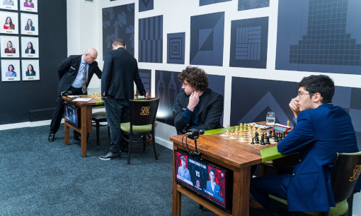 Hans Moke Niemann et Alireza Firouzja constatant le forfait de Magnus Carlsen lors de la ronde 4 - Photo © Lenart Ootes
