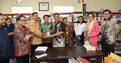 Ambon, Malukupost.com - Komisi X DPR RI mendorong pembangunan gedung serta sarana dan prasarana perpustakaan yang memadai di kota Ambon. Wakil Ketua komisi X DPR RI, Abdul Fikri Faqih dalam kunjungan kerja, di Ambon, Kamis (14/2), menyatakan, perpustakaan di Ambon perlu mendapat perhatian pemerintah pusat, sehingga pihaknya akan meminta perpustakaan nasional untuk memperhatikan dari sisi sarana prasarana.