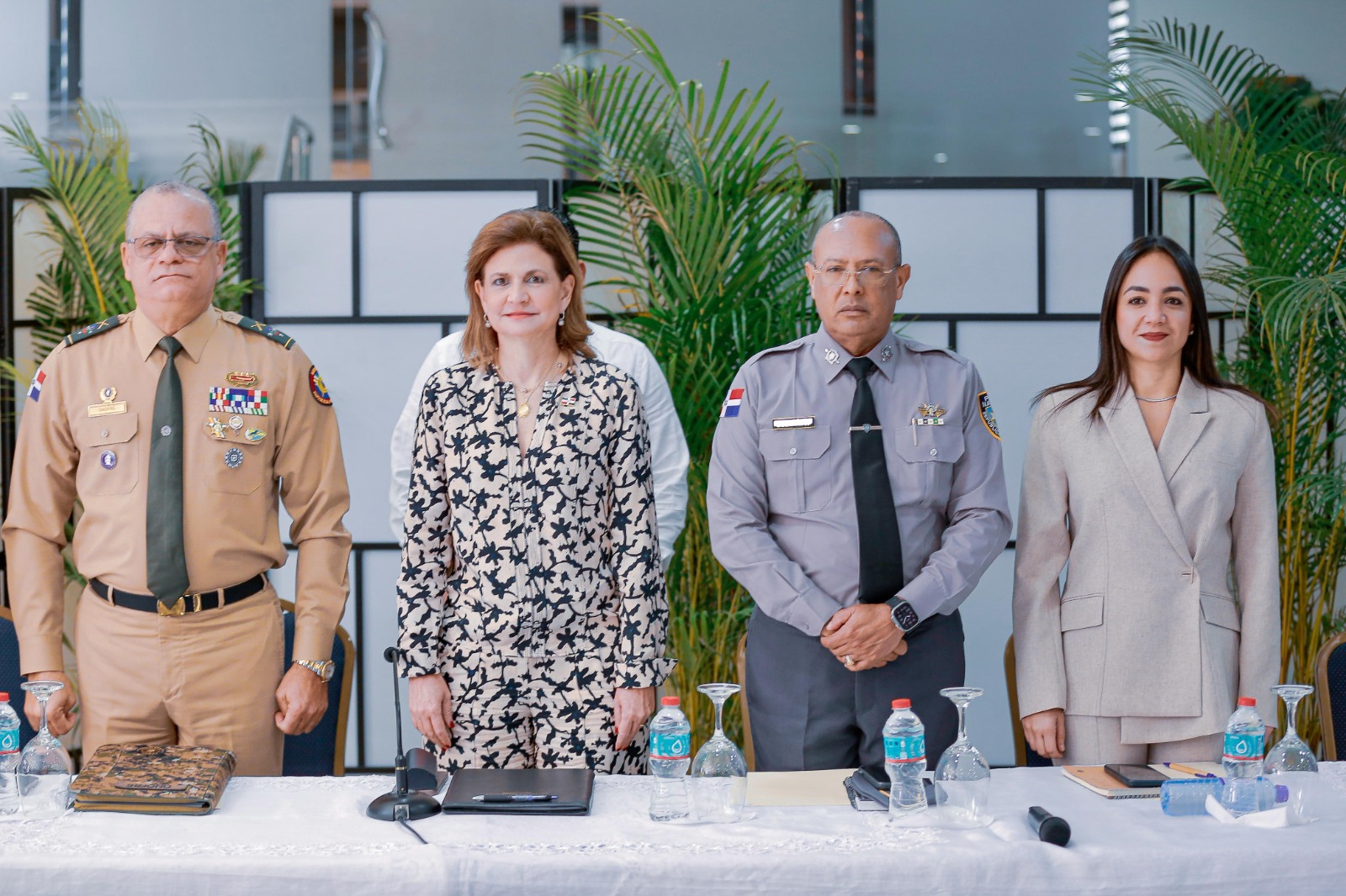 Mayor general Jorge Iván Camino Pérez, vicepresidenta Raquel Peña,  mayor general Ramón Antonio Guzmán Peralta y la ministra Faride Raful