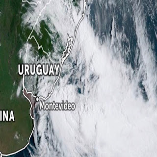 Esta frente segue agora para Santa Catarina e o Paraná com temporais e chuva isoladamente intensa hoje. O sistema frontal terá pouca atividade na maior parte dos territórios catarinense e paranaense, mas no Leste dos dois estados chegará mais forte e com maior potencial para temporais.   A frente traz tempestades e chuva forte amanhã e no fim de semana no Centro-Oeste e no Sudeste do Brasil, mas já hoje o Sul e o Leste de São Paulo podem ter chuva forte e temporais no fim do dia.
