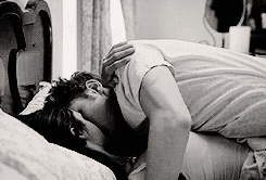 Resultado de imagem para gifs de casal se beijando na cama