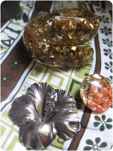 vintage gold lucite clamper bracelet with seashells and matching earrings