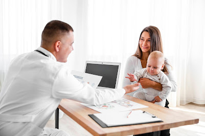 Doctor atendiendo a una mama con bebe