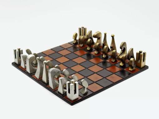 Jeu d'échecs Evolution, Studio Pierre Cardin, 1968, pièces en bronze - Photo © Romain Morandi Collection