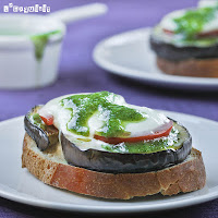 Tostadas de berenjena con tomate y pesto