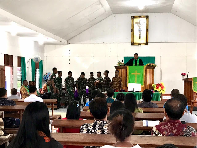 Bangun Pembinaan Teritorial dan Komunikasi Sosial, TNI Nyanyi di Gereja Bethel GKI Kenyam