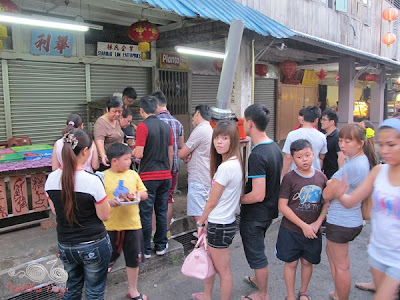 Siniawan Bazaar Night Market - queing for food!