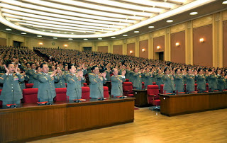 Các đại biểu vỗ tay chúc mừng ông Kim Jong-un đắc cử chức bí thư thứ nhất đảng Lao động Triều Tiên