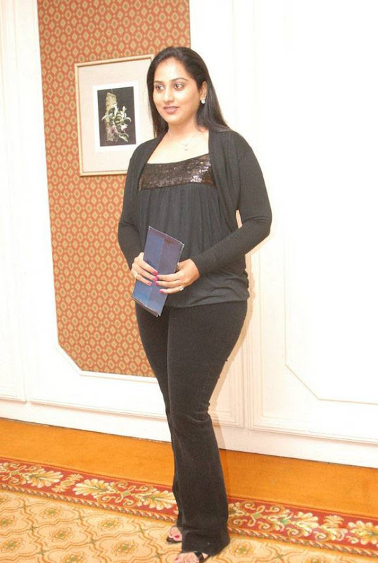 Tamil Actress Gayathri in Black Dress Photos wallpapers