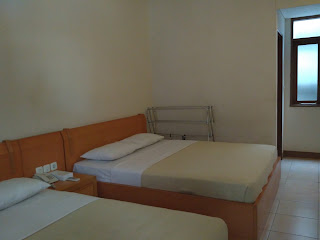 ruangan kamar hotel pantai indah