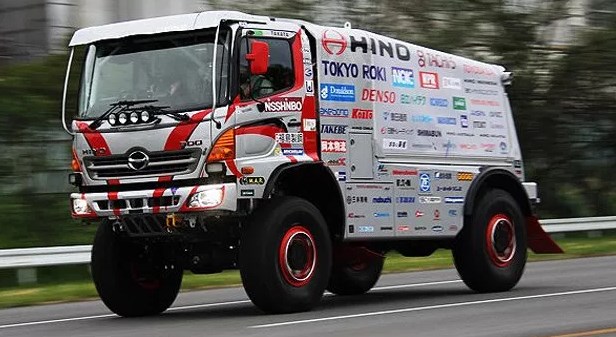 gambar truk hino 700 RALLY 3