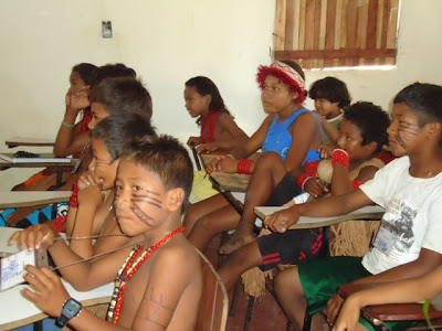 Crianças Pataxós se preocupam com lixo e saneamento básico.