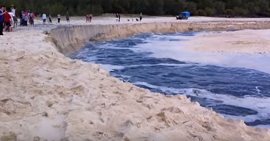 Buraco enorme aparece de repente em praia da Austrália e intriga cientistas - Img 1