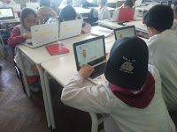 Foto 12: Alumnos trabajando con netbooks.