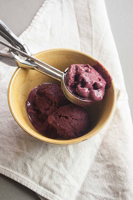 Gelato vegano con lamponi, mirtilli e banana, fatto in casa senza gelatiera