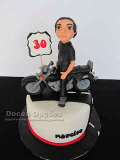 Bolo de aniversário com a moto do Narciso