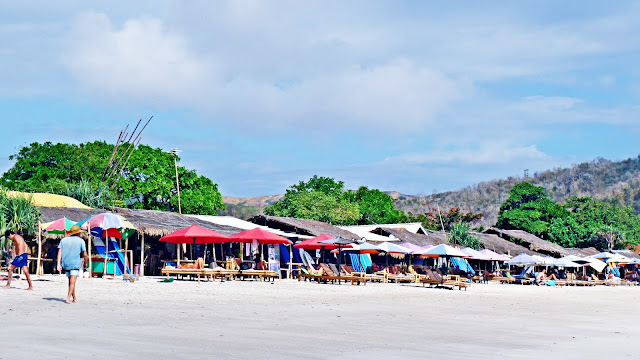 Selong Belanak Beach Beach loungers, huts and surfboards available for rental| www.meheartseoul.blogspot.com