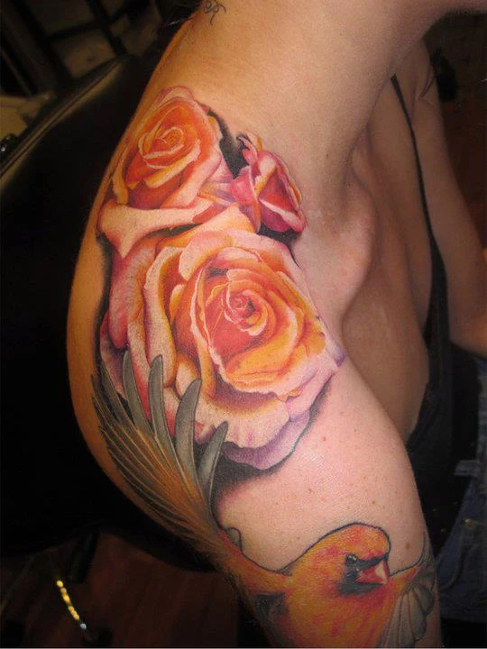 chicas con tatuajes de rosas de diferentes colores