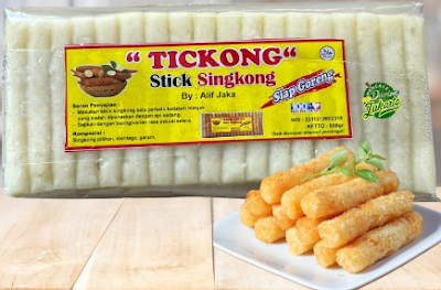 Stik Singkong Keju begitu menarik adalah perpaduan antara tekstur renyah dan lezat dari stik singkong dengan kelezatan dan aroma khas dari keju. Singkong yang diiris tipis dan digoreng hingga kecokelatan memberikan tekstur yang renyah di luar dan lembut di dalam. Ketika disajikan dengan taburan keju yang meleleh dan memberikan rasa gurih, setiap gigitan akan memberikan sensasi yang memanjakan lidah.