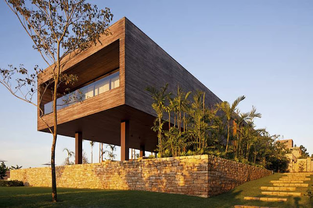 MODERN PRIVATE HOUSE IS MADE UP BY DISTINCT AND PERPENDICULAR VOLUMES FOR HOLIDAY HOMES