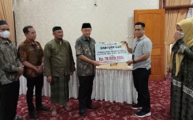 Bupati Sarolangun Cek Endra terima CSR Bank9 Jambi Cabang Sarolangun