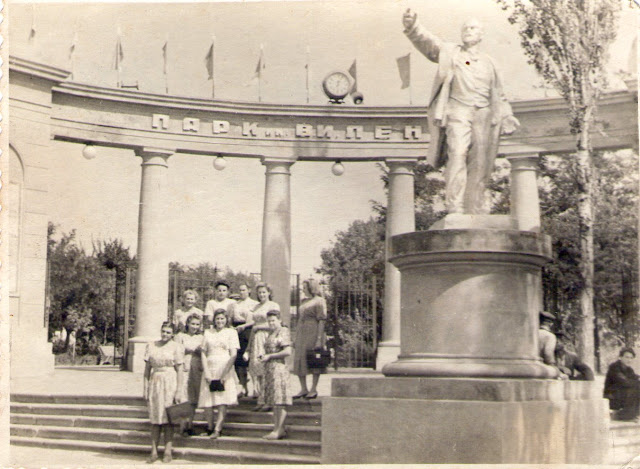 Херсон . Ранняя осень 1950. Группа студентов пединститута. Крайняя вверху слева - Шабанова ( замужем Португальская ) Зинаида Яковлевна 