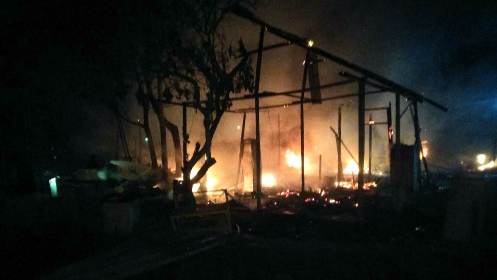 Api membumbung tinggi hanguskan tiga (3) unit rumah warga di Blang Mangat, Lhokseumawe, Kamis (24/11/2022).