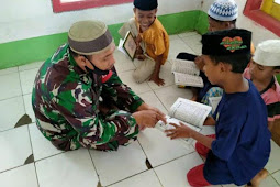 Anggota TNI Ajari Anak Waeapo Baca Al Quran