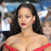 Rihanna surpreende fãs com os peitos quase de fora