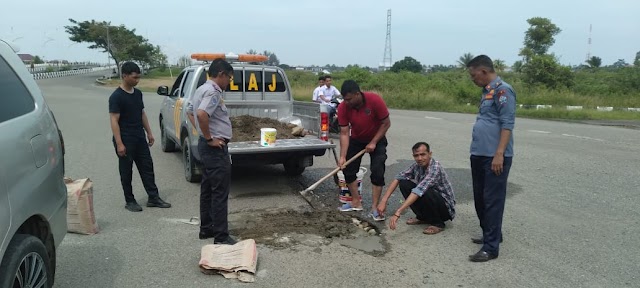 Lobang Jalan Depan Kantor Bupati Pijay Intai Korban, Dishub Lakukan Penambalan