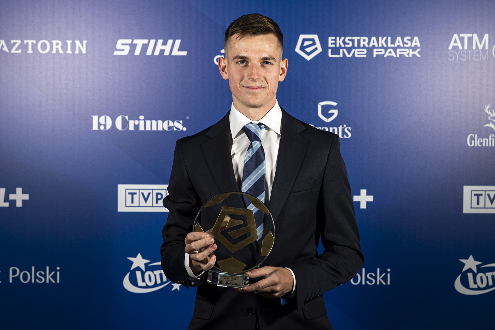 Jakub Kamiński został wybrany najlepszym młodzieżowcem sezonu 2021/22 w PKO Ekstraklasie<br><br>fot. 400mm.pl