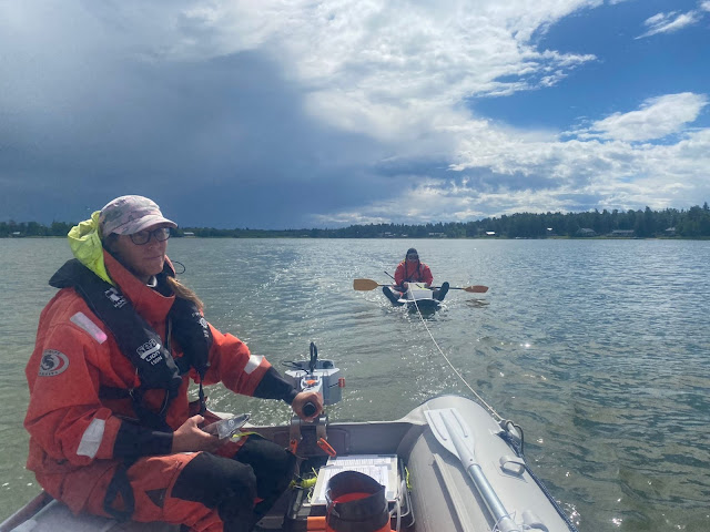 Kumivene hinaa henkilöä ja SUP-lautaa