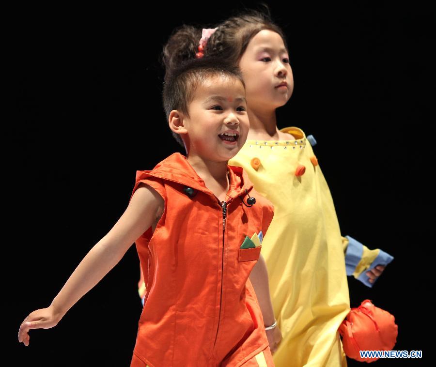 Fashion Show Model Rock untuk anak-anak  Regina Theyser