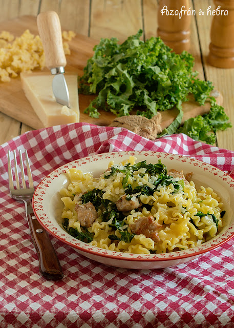 Pasta con salchichas y kale