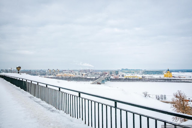 Пешеходный мост с видом на Оку