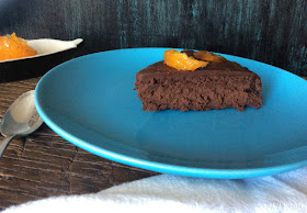 Trozo-de-tarta-de-chocolate-con-mandarina-confitada-sin-harina