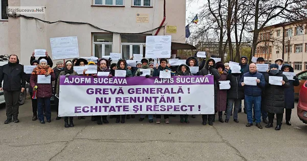 Angajații AJPIS Suceava continuă greva generală