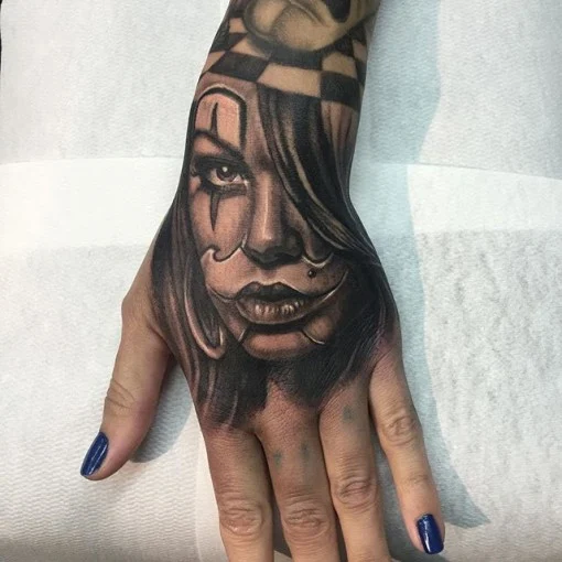 vemos un tatuaje en la mano