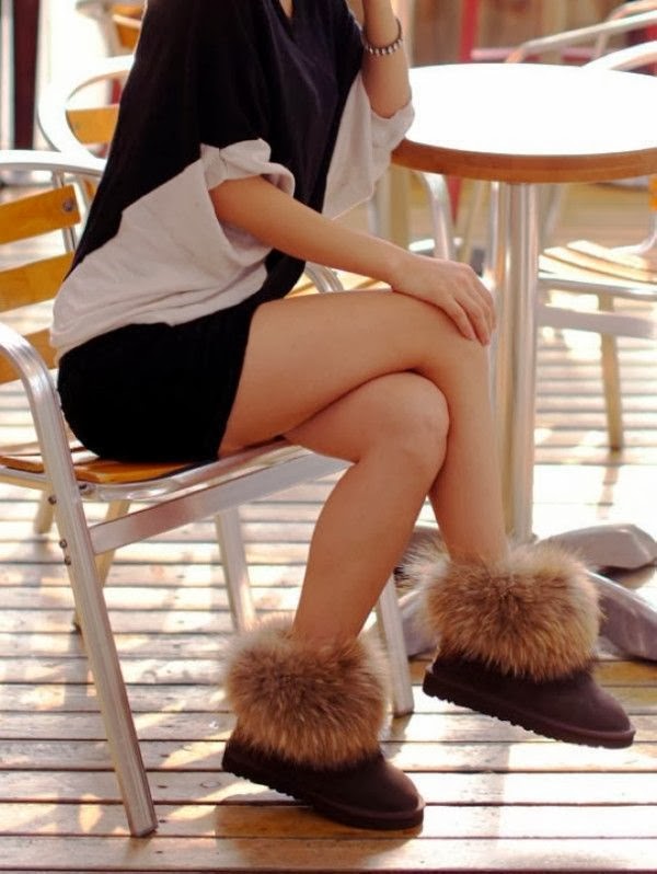 Black And White Loose Shirt And Shorts With Cute Fur Boots