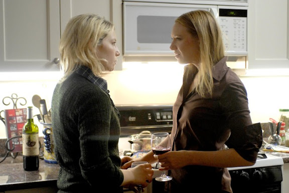 FRINGE: Ari Graynor (L) guest-stars as Rachel, Olivia's (Anna Trov, R) sister, in the FRINGE episode Bound