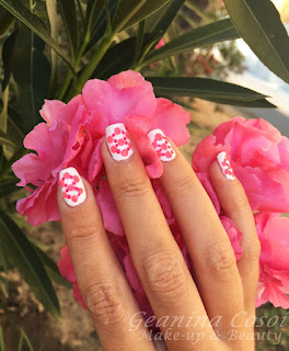 Nail art white/pink