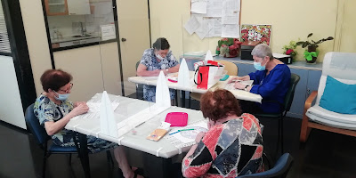 Usuàries d'Aviparc al taller d'estimulació cognitiva