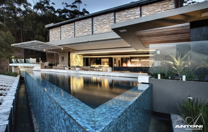 Swimming pool of Head Road 1843 by Antoni Associates