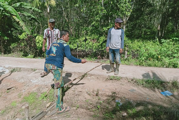 Serka Khoirul Dari TNI AU Ikut Satgas TMMD Ke-111 Kodim 1207/Pontianak di Desa Kuala Mandor B