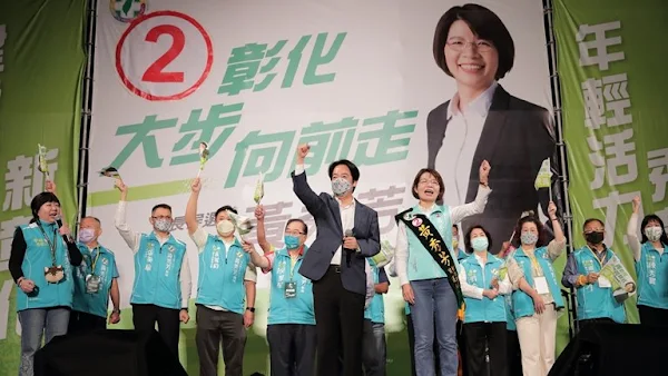 ▲民進黨彰化縣長候選人黃秀芳今天傍晚在北斗奠安宮停車場舉辦「彰化‧大步向前走」跨區造勢大會，副總統賴清德五度為黃秀芳站台。（記者林明佑翻攝）