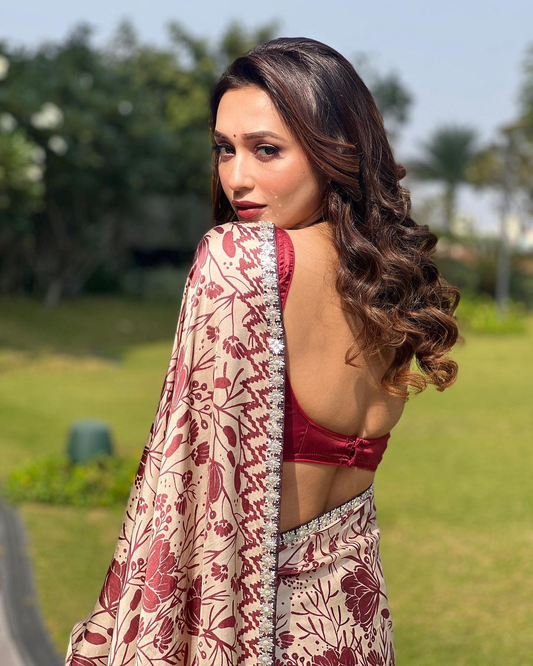 Mimi-Chakraborty-latest-stunning-stills-in-saree-09-Bengalplanet.com