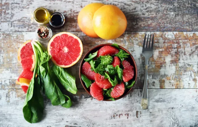 Avocado, grapefruit and spinach salad