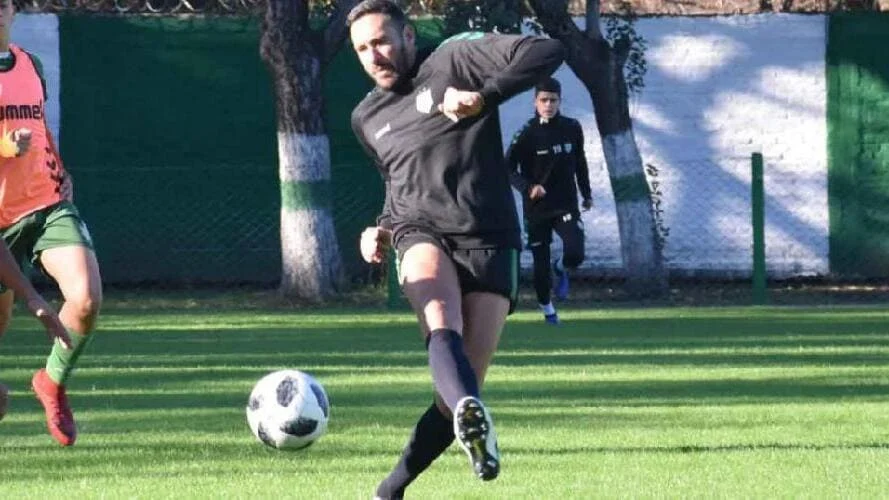 El mediocampista Jonás Gutiérrez extendió hoy su contrato por 18 meses y continuará vistiendo la camiseta de Banfield, a pesar de haber jugado solamente 8 partidos desde que arribó en julio de 2019.  El exjugador de Vélez Sarsfield, Independiente y Defensa y Justicia, de 37 años, suscribió un nuevo vínculo hasta diciembre de 2021, según informó la entidad del sur bonaerense.  El integrante del seleccionado argentino de fútbol en el Mundial Sudáfrica 2010 firmó hoy la extensión del contrato, en la sede del club, acompañado por los directivos Pablo Gabriele y Gustavo Vivas.  “Muchas gracias por la confianza, Banfield. Contento de seguir en este club” escribió el ‘Galgo’ en su cuenta de Twitter, una vez concretado el acuerdo.  Gutiérrez está recuperándose desde fines del año pasado de una rotura en el tendón rotuliano de la rodilla izquierda.  En otro orden se confirmó hoy que Banfield sostendrá su último amistoso de preparación el viernes próximo ante Arsenal de Sarandí, en partido que se jugará desde las 20.00 en el estadio Florencio Sola. El encuentro será emitido en directo por la señal de cable TNT Sports.  Luego del ensayo, el equipo dirigido por Javier Sanguinetti afrontará la última semana de trabajo previa al debut que sostendrá con River Plate por la Copa de la Liga Profesional, que será entre los días viernes 30 y sábado 31 del corriente o domingo 1 de noviembre, con la disputa de la primera fecha del grupo 3 de la competencia.