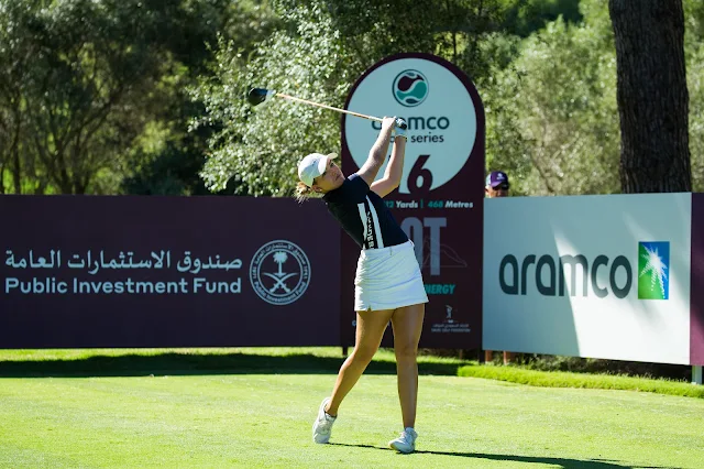 Golfista brasileira Luiza Altmann realiza terminação de sua tacada em torneio de golfe